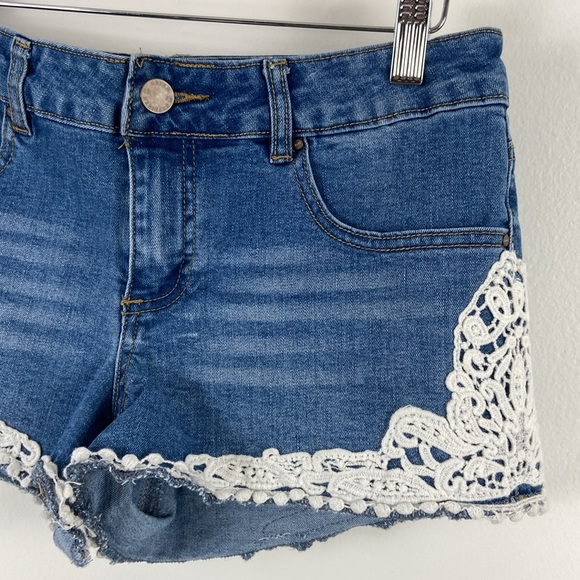 ✨3/$25✨ Urban Heritage Crochet Detailed Denim Shorts - 7 - Picture 3 of 8